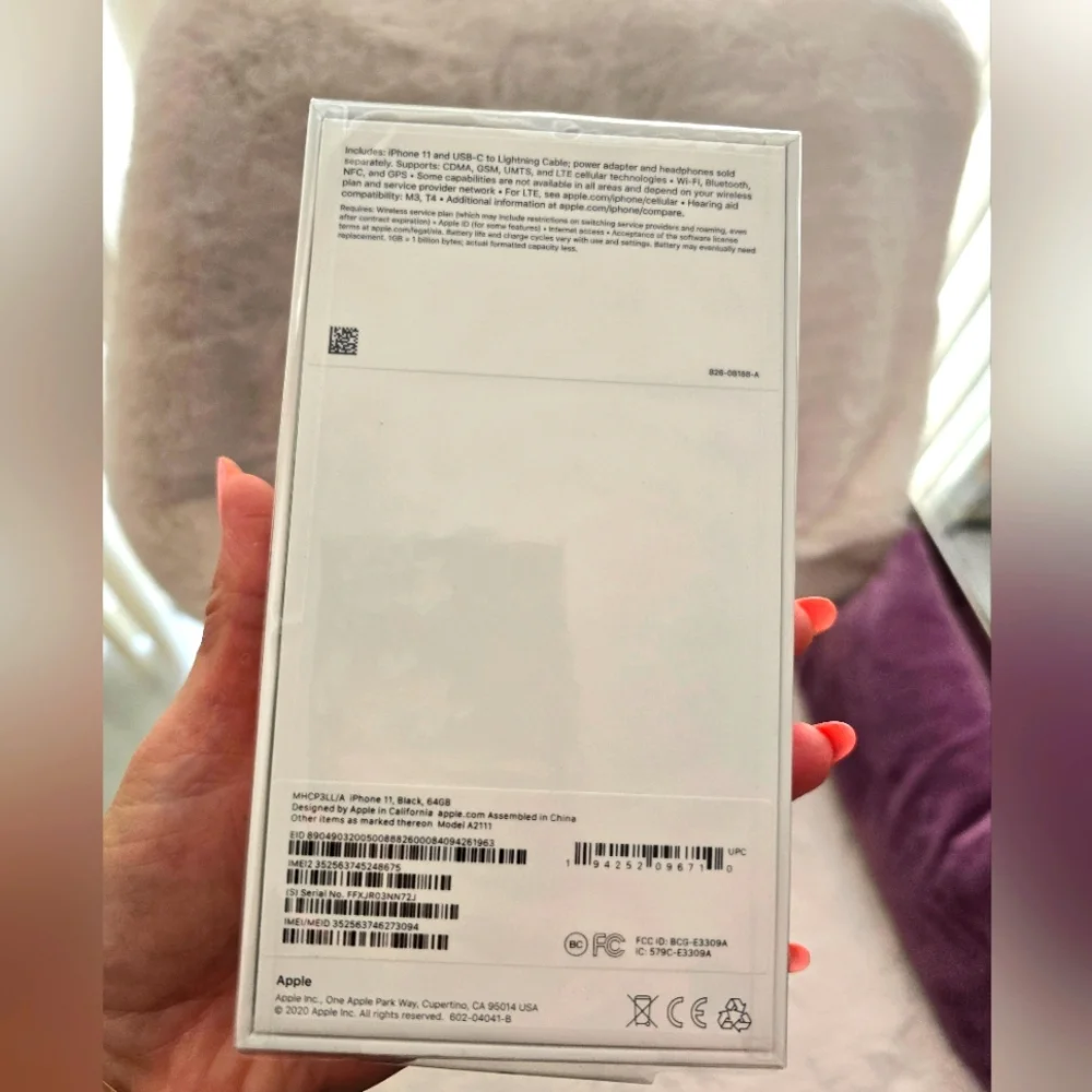 IPhone 11, in original packaging, still in the cellophane. 64gbt